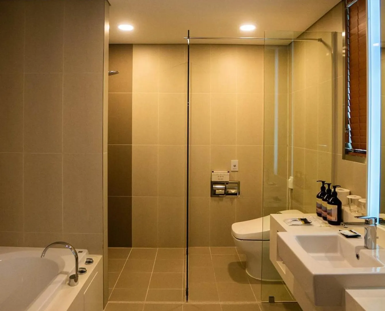 Incheon Airport Global Hotel & Suites Unsu Station